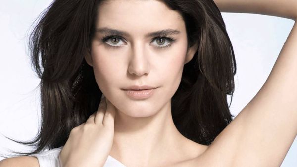Beren is a beautiful actress and fashionista. (YouTube)