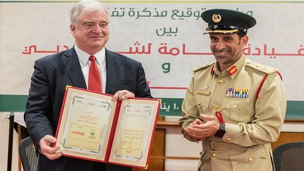 جيري م. كينيلي، الرئيس التنفيذي لدى شركة ريفربد تكنولوجي برفقة اللواء عبدالله خليفة المري، القائد العام لشرطة دبي جيري م. كينيلي، الرئيس التنفيذي لدى شركة ريفربد تكنولوجي برفقة اللواء عبدالله خليفة المري، القائد العام لشرطة دبي