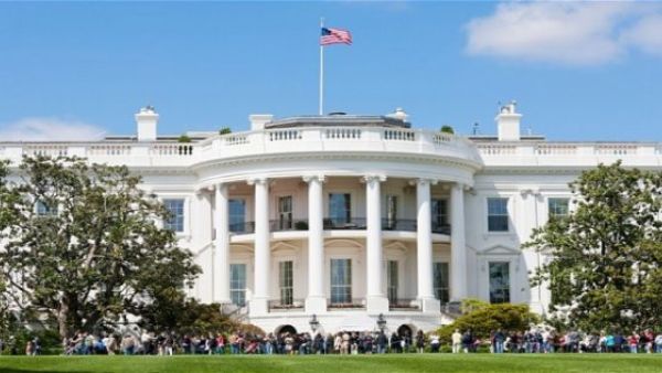 إصابة شخصين صدمتهما سيارة أمام مسجد في لندن
