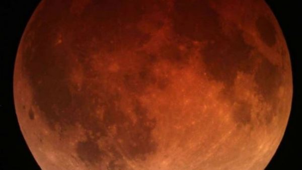 القمر العملاق، او القمر الدامي