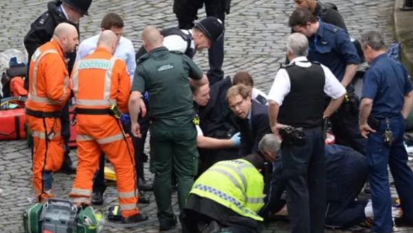 وزير بريطاني يعطي قبلة الحياة للشرطي القتيل بلندن