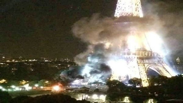 برج إيفل وسط الدخان الكثيف 