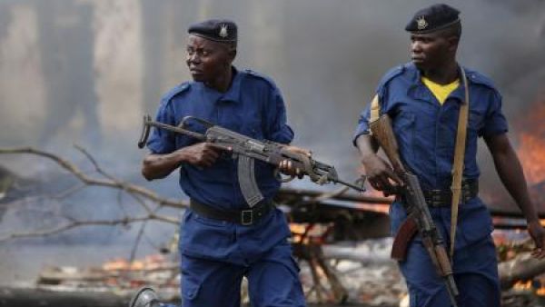 رجلا شرطة يقفان بجوار متراس خلال احتجاج في بوجومبورا
