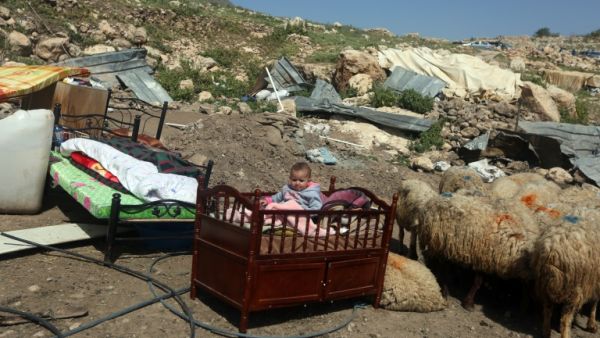 تمنع إسرائيل سكان الأغوار، من تشييد المنازل 