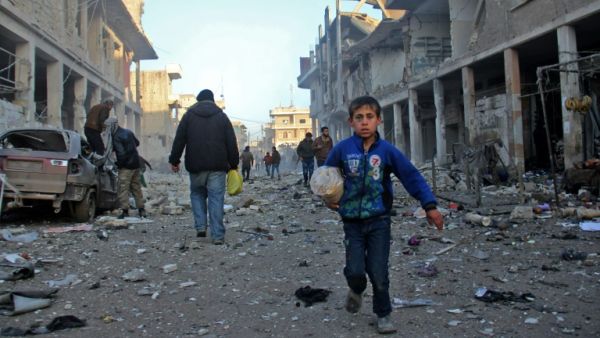 40 قتيلا على الأقل في غارات جوية على دوما بعد فشل تطبيق اتفاق الإجلاء
