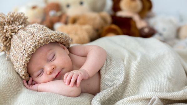 من علامات الاحلام المزعجة عند الأطفال الانزعاج والخوف أثناء النوم،