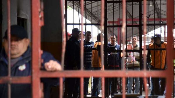 مقتل تسعة أشخاص وإصابة 14 جراء اشتباكات بين عصابات داخل سجن في البرازيل