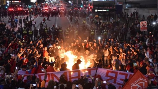 أنصار ديلما روسيف اشتبكوا مع الشرطة احتجاجا على إقصائها - ا ف ب
