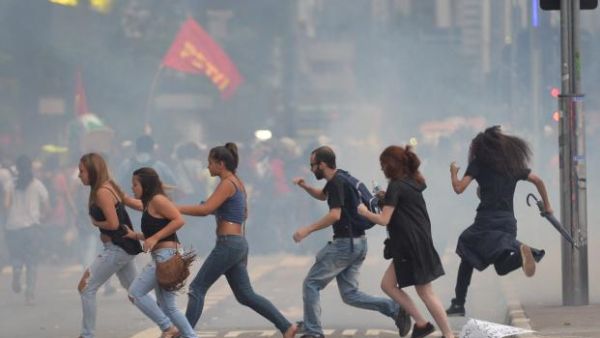 تسعى المتظاهرات المحتشدات تحت وسم (#نوت هيم) للحشد ضد التصويت لبولسونارو الذي استخف بجرائم الاغتصاب 