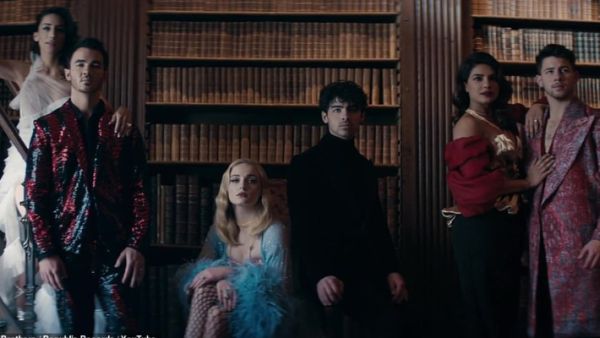 برايانكا تشوبرا وصوفي تيرنر تشاركان في أول كليب للإخوة جوناس بعد 10 سنوات!