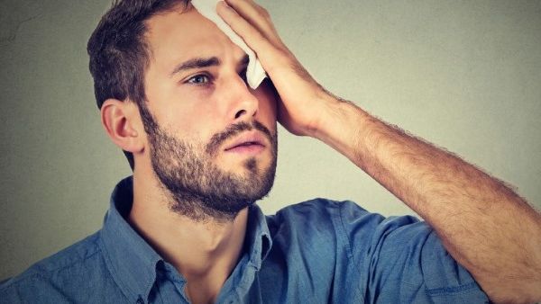 من الضروري علاج مشكلة التعرق الزائد من الضروري علاج مشكلة التعرق الزائد
