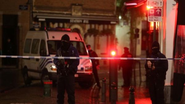 Belgian police officers secure an area in Brussels during a previous raid on November 22, 2015. (AFP/Nicolas Maeterlinck)