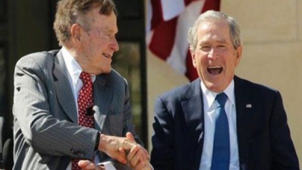 بوش الاب يدافع عن الابن