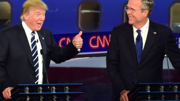 جيب بوش (يمين) ودونالد ترامب خلال المناظرة