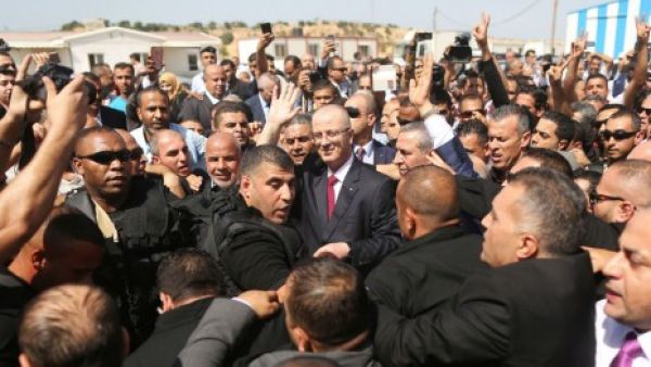 Palestinian Authority Prime Minister Rami Hamdallah is surrounded by security (AFP/File Photo)	