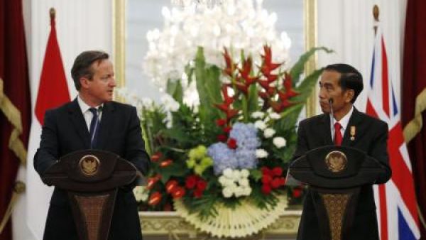 رئيس الوزراء البريطاني ديفيد كاميرون (يسارا) ورئيس اندونيسيا جوكو ويدودو
