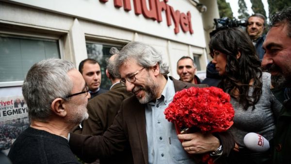 Employees of the Cumhuriyet daily greet their editor-in-chief Can Dundar after being freed from prison pending trial on February 26, 2016 at Cumhuriyet's headquarters in Istanbul. (AFP/Ozan Kose)