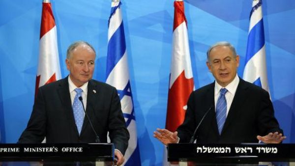 وزير الخارجية الكندي روبرت نيكلسون خلال مؤتمر صحفي مع رئيس الوزراء الاسرائيلي بنيامين نتانياهو.
