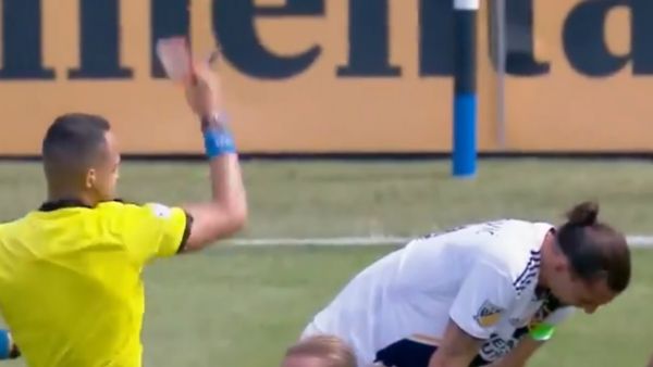 الحكم يشهر البطاقة الحمراء في وجه إبراهيموفيتش