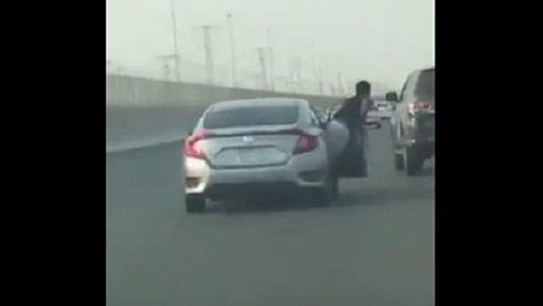 مشاكسة بين سيارتين في جدة 