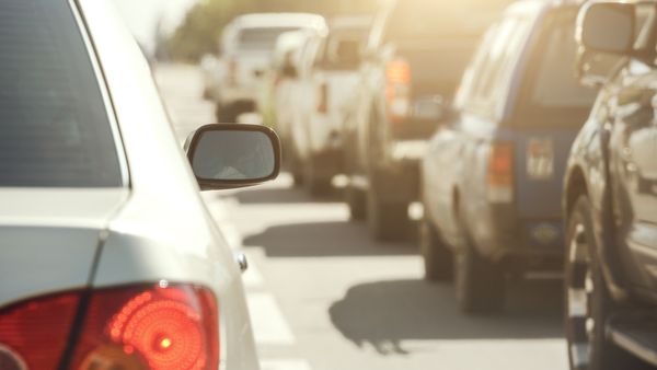 تم تصنيف عوادم السيارات كعامل مسرطن لجسم الانسان (shutterstock.com)