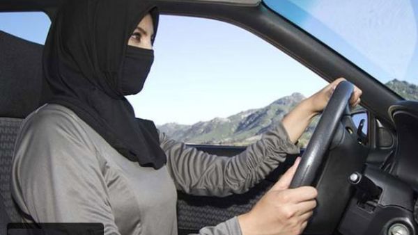 لابد أن تحصل المرأة السعودية على موافقة من ولي الأمر فيما يتعلق بقرارات مثل الزواج والسفر والتقدم للحصول على جواز سفر 