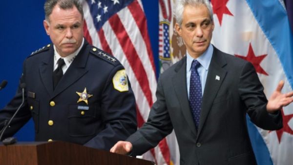 رئيس بلدية شيكاغو رام مانويل وقائد شرطتها غاري مكارثي
