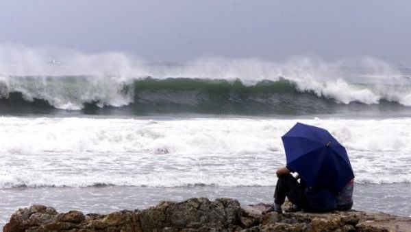 وحذرت السلطات من احتمال حصول فيضانات وانزلاقات للتربة.

