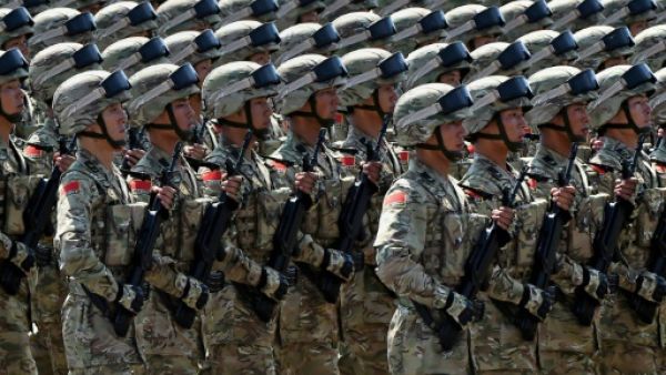 جنود صينيون خلال عرض عسكري بمناسبة ذكرى الانتصار على اليابان في 1945 
