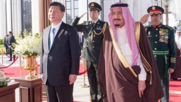 الرئيس الصيني شي جين بينغ (إلى اليسار) مع العاهل السعودي الملك سلمان بن عبد العزيز في الرياض

