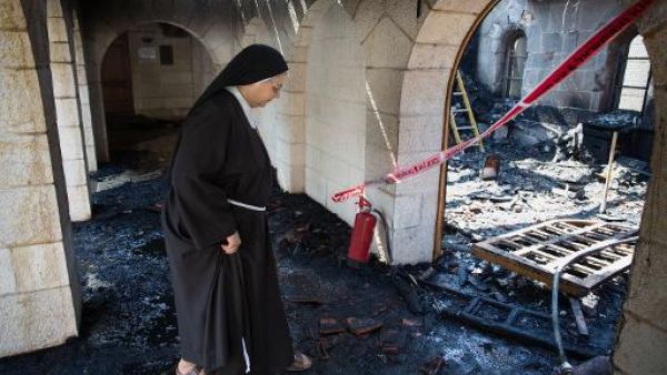 توجيه اتهامات لاسرائيليين اثنين باضرام النار في كنيسة قرب طبرية
