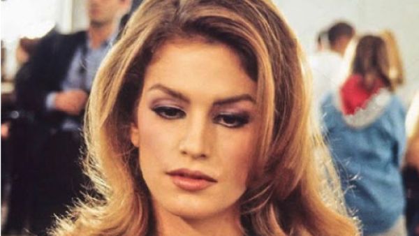 نجمة الإعلانات الأمريكية سيدني كروفورد من أكثر النجمات أناقة وجرأة
