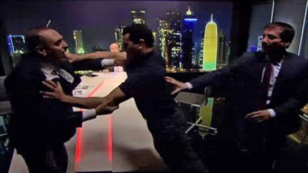 اشتباك لفظي وعراك بالأيدي بين ضيفين ببرنامج الاتجاه المعاكس
