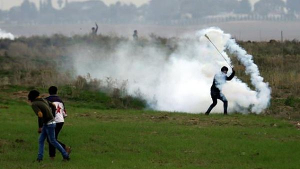 Palestinian protesters clash with Israeli forces near a border fence east of Gaza City on December 29, 2017 (AFP) 