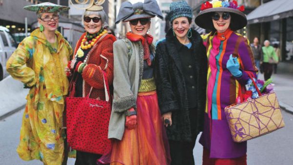 الألوان الزاهية تليق بالمرأة بغض النظر عن عمرها (instagram.com/advancedstyle)