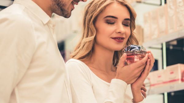 العطر له تأثير ساحر على العلاقة الحميمة