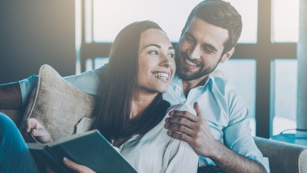 هناك تصرفات من جانب المرأة تساعدها بشكل كبير على تأثيرها على قلب زوجها 