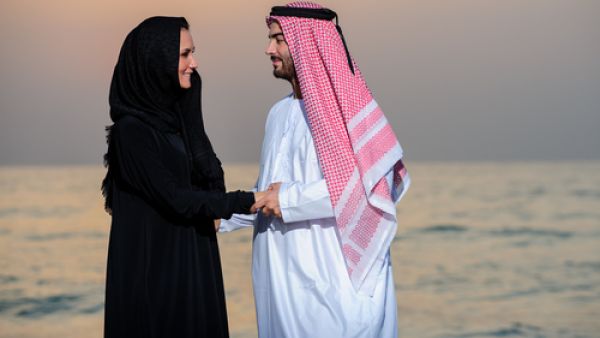 يجب أن تظهر الزوجة لزوجها الود والحبَّ