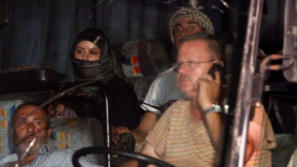 ثمة نحو 300 من مسلحي التنظيم في القافلة، يصفهم التحالف بأنهم "مقاتلون متمرسون".
