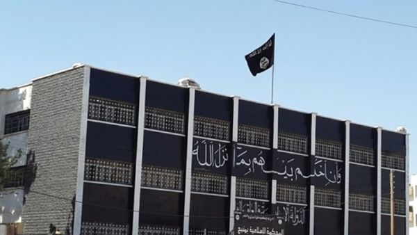 راية داعش ترفرف فوق المحكمة الاسلاميه بمنبج - ارشيف 