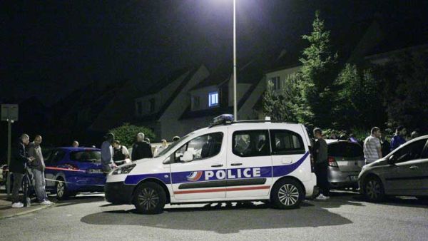 داعش  يعلن مسؤوليته عن قتل قائد بالشرطة الفرنسية وزوجته قرب باريس