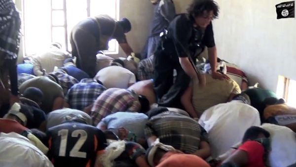 تجميع عناصر الجيش العراقي قبيل إرسالهم إلى موقع الإعدام الجماعي - يوتيوب