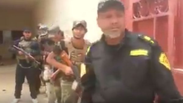 "مقدم هاشم" قبل تنفيذ عملية اعتقال قناص من تنظيم  داعش 
