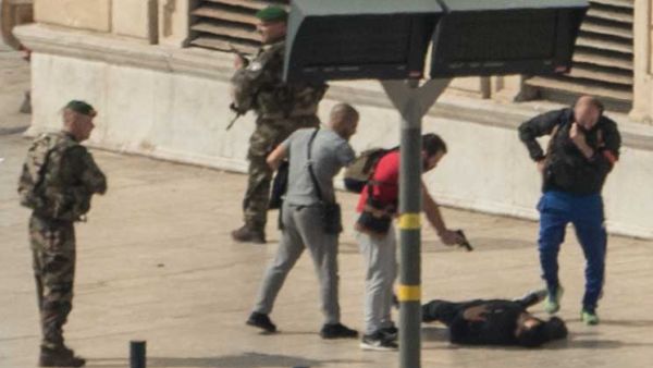  شهود عيان سمعوا المهاجم يصيح مرددا باللغة العربية عبارة "الله أكبر" 
