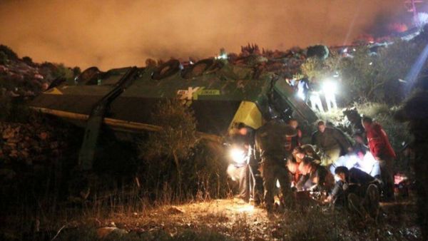 صورة من عمليات الانقاذ في منطقة الحادث