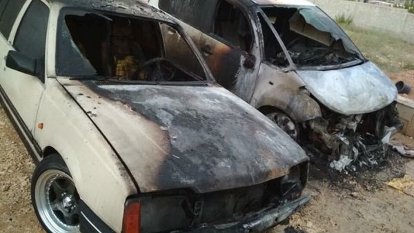 المستوطنون أحرقوا السيارات بعد أن تسللوا ليلا إلى قرية عوريف 