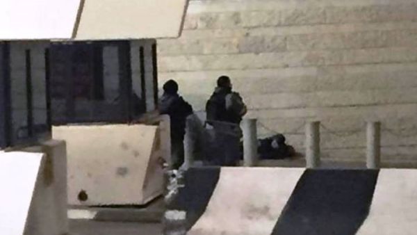 صورة لجنود الاحتلال بعد إطلاق النار على الشاب واستشهاده