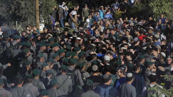 مواجهات بين مستوطنين والشرطة الإسرائيلية خلال إخلاء بؤرة استيطانية