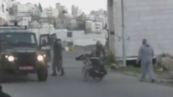 اصابة شابين بجراح خطيرة دهسا بآلية عسكرية جنوب الخليل - ارشيف 
