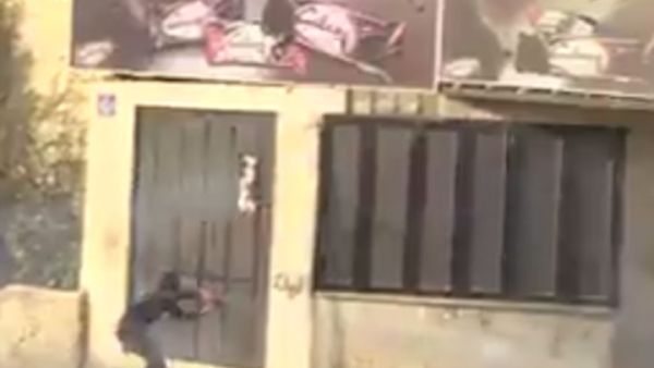 شاب فلسطيني يقاوم جنود الاحتلال من مسافة صفر - مقطع من الفيديو